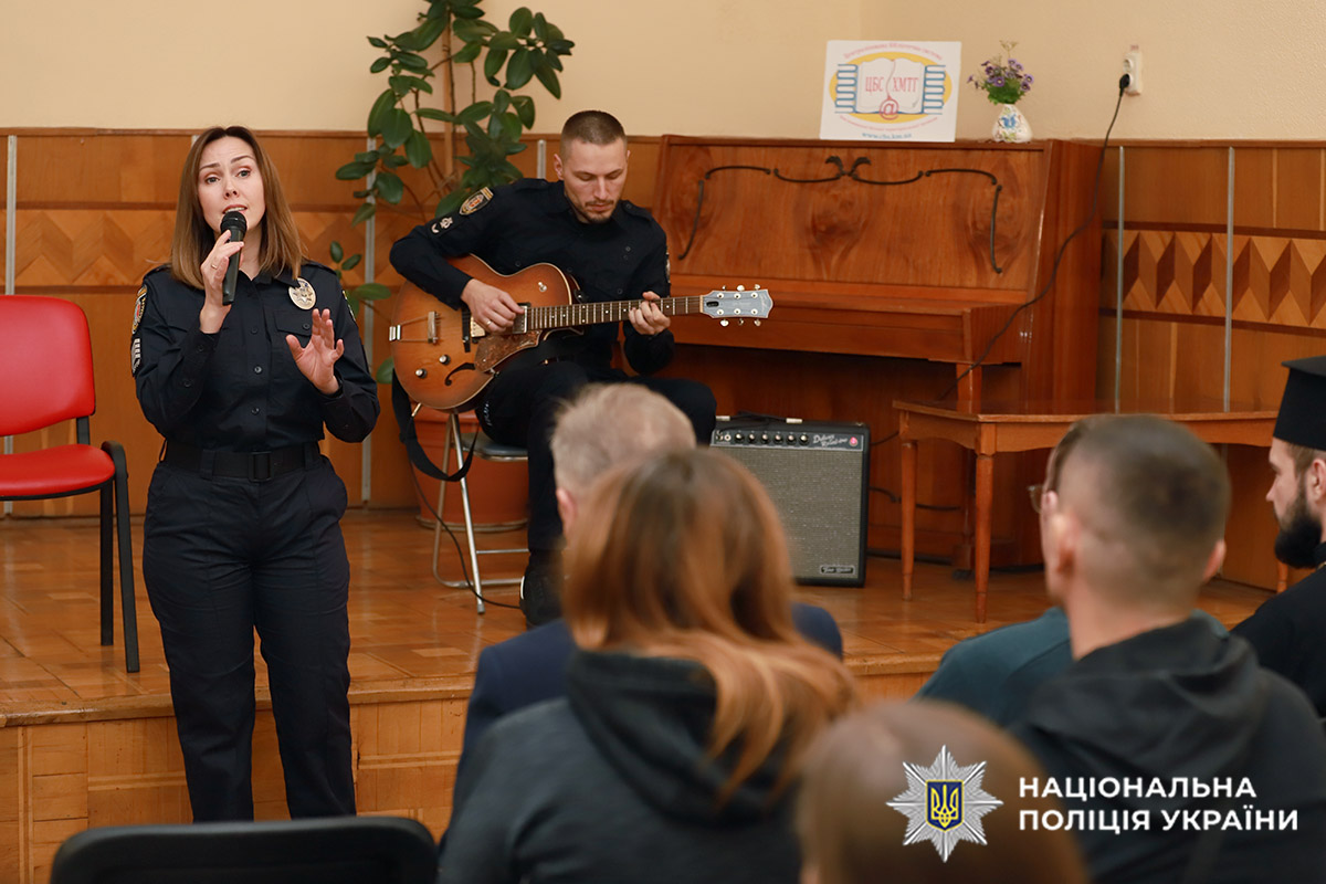 Солістка поліцейського оркестру Ольга Ковальчук та музикант Максим Паюк виконють символічну пісню «Лебеді материнства» на слова Василя Симоненка