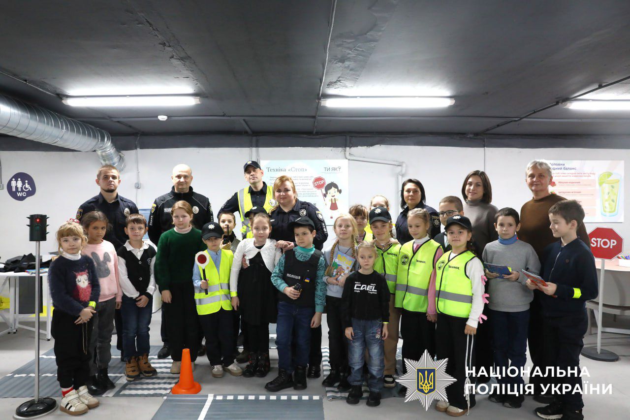 На фото зображено учасників заходу.