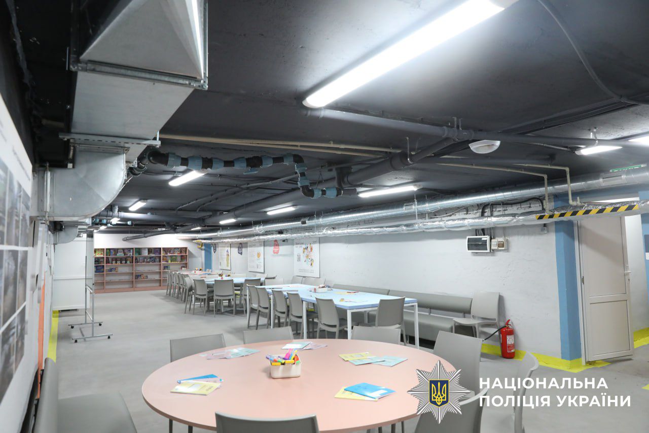 На фото зображено приміщення нового укриття.