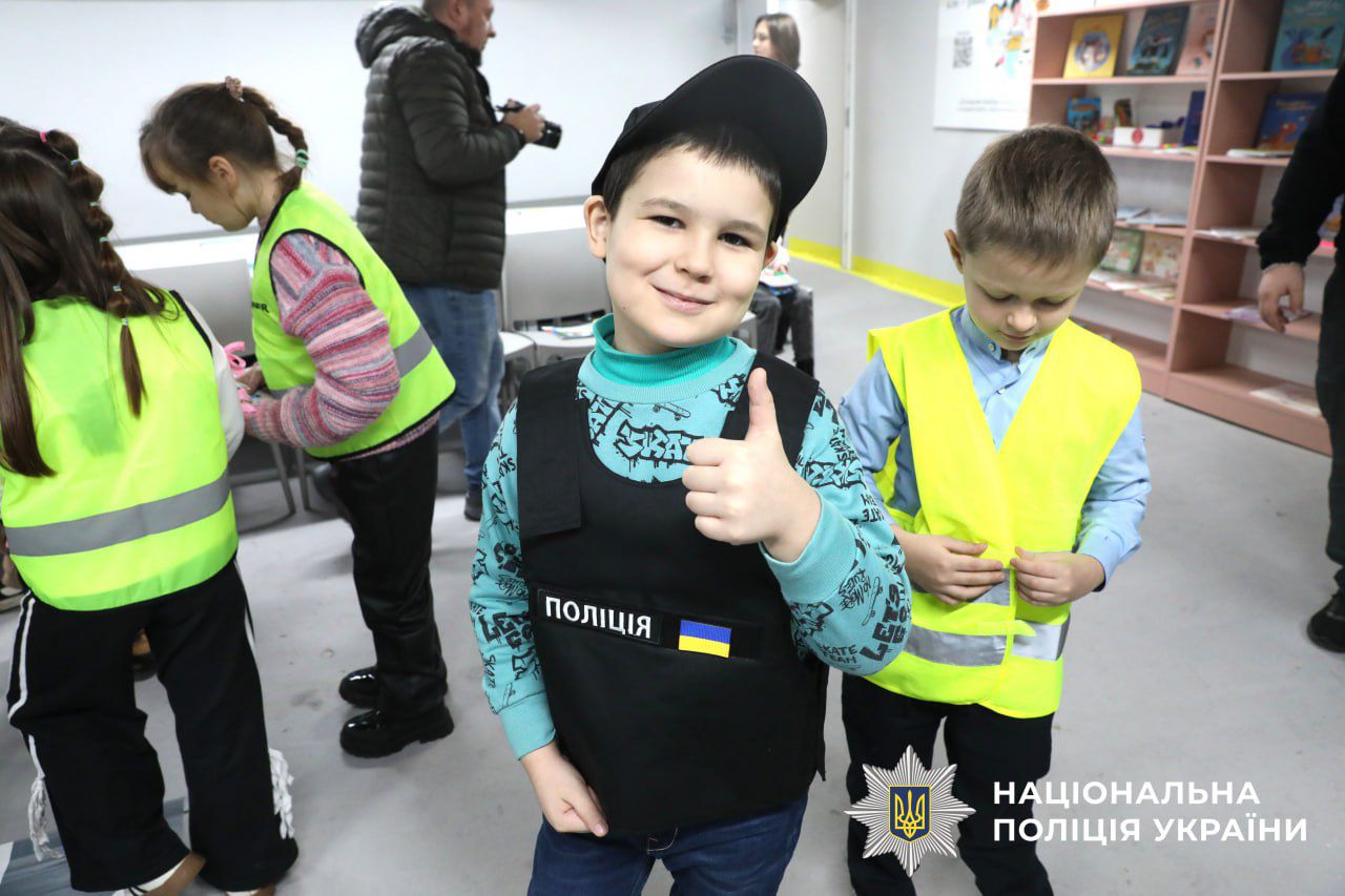 На фото зображено дитину в укритті.