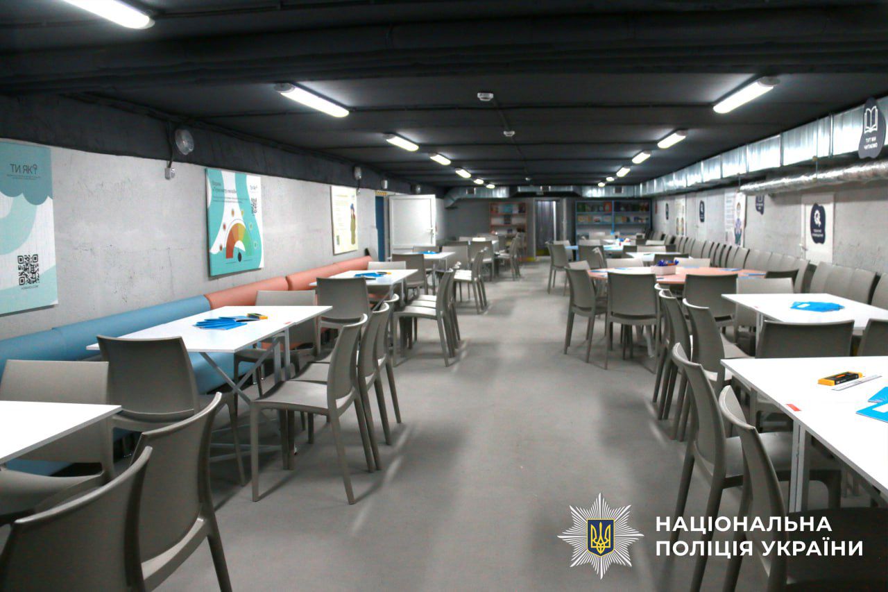 На фото зображено кімнату нового укриття.