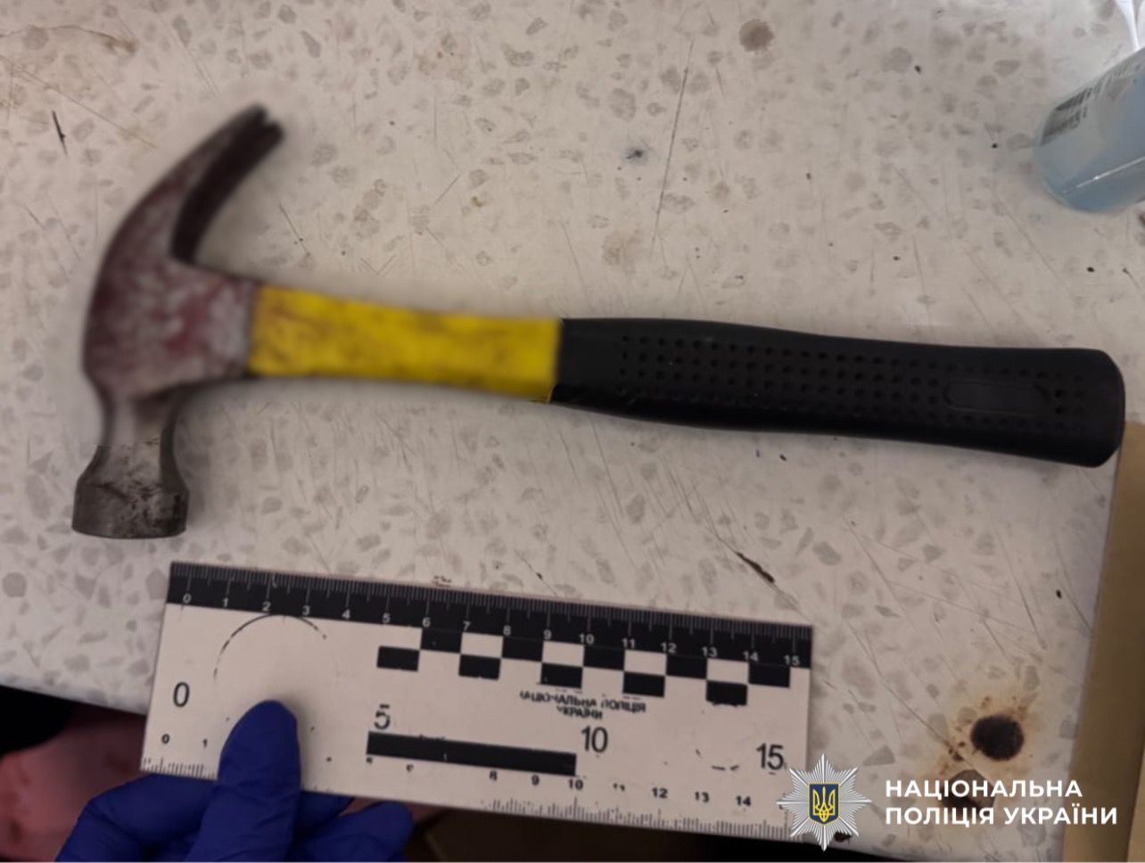 На фото зображено молоток яким особа наносила удари.