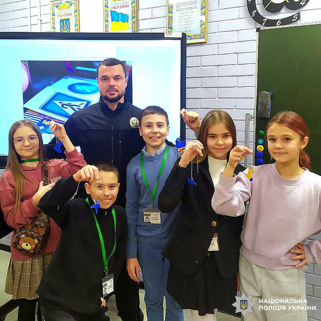 Поліцейський разом із дітьми на освітньому заході.