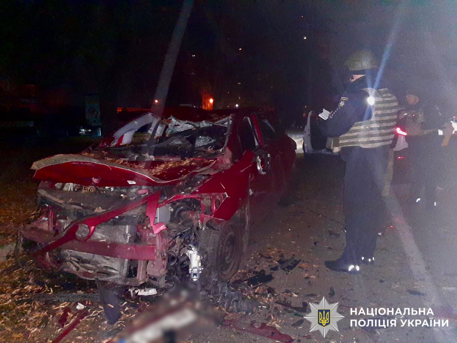 На фото поліцейський документує наслідки атаки.