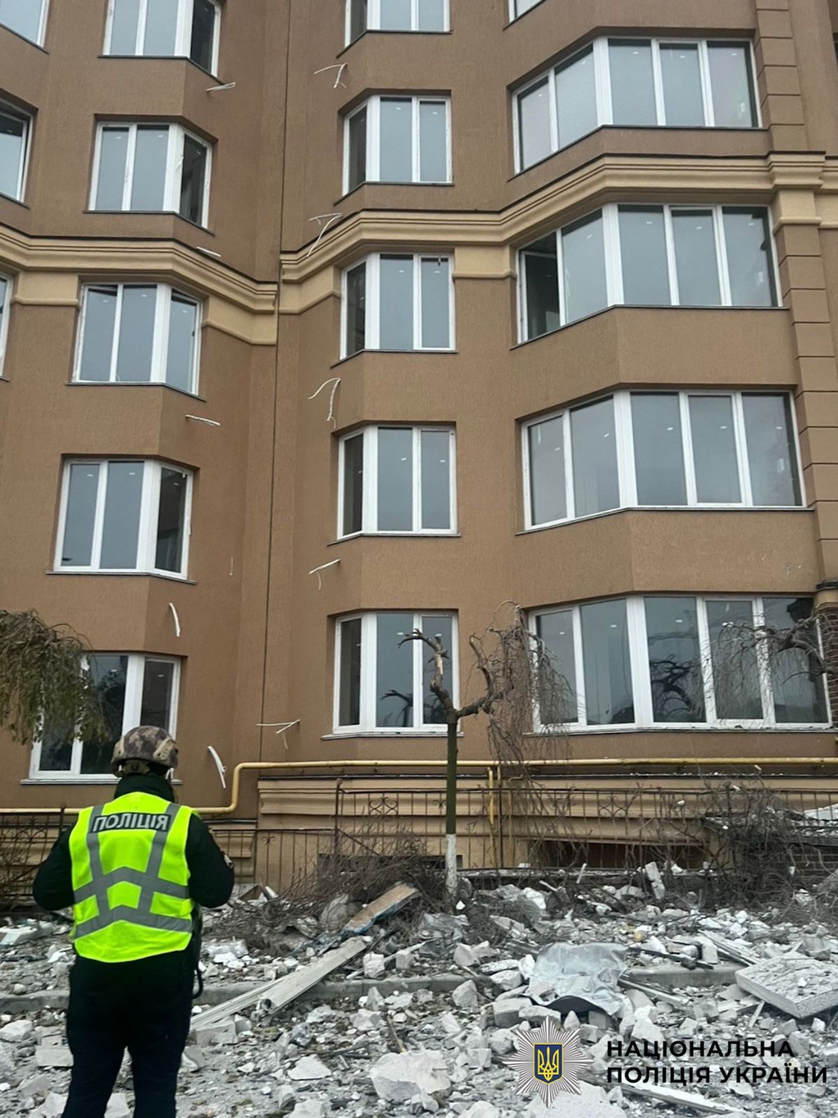 На фото поліцейський документує наслідки атаки.