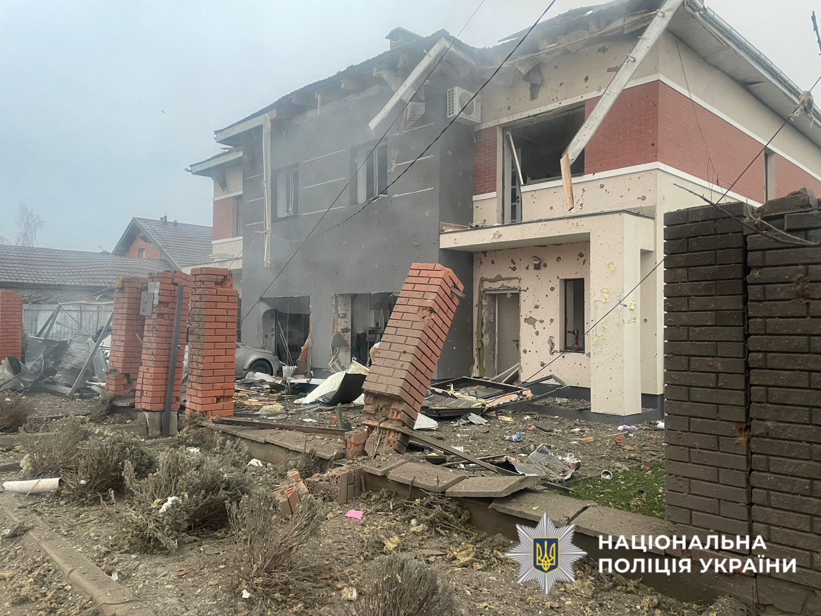 На фото пошкоджений будинок внаслідок атаки.