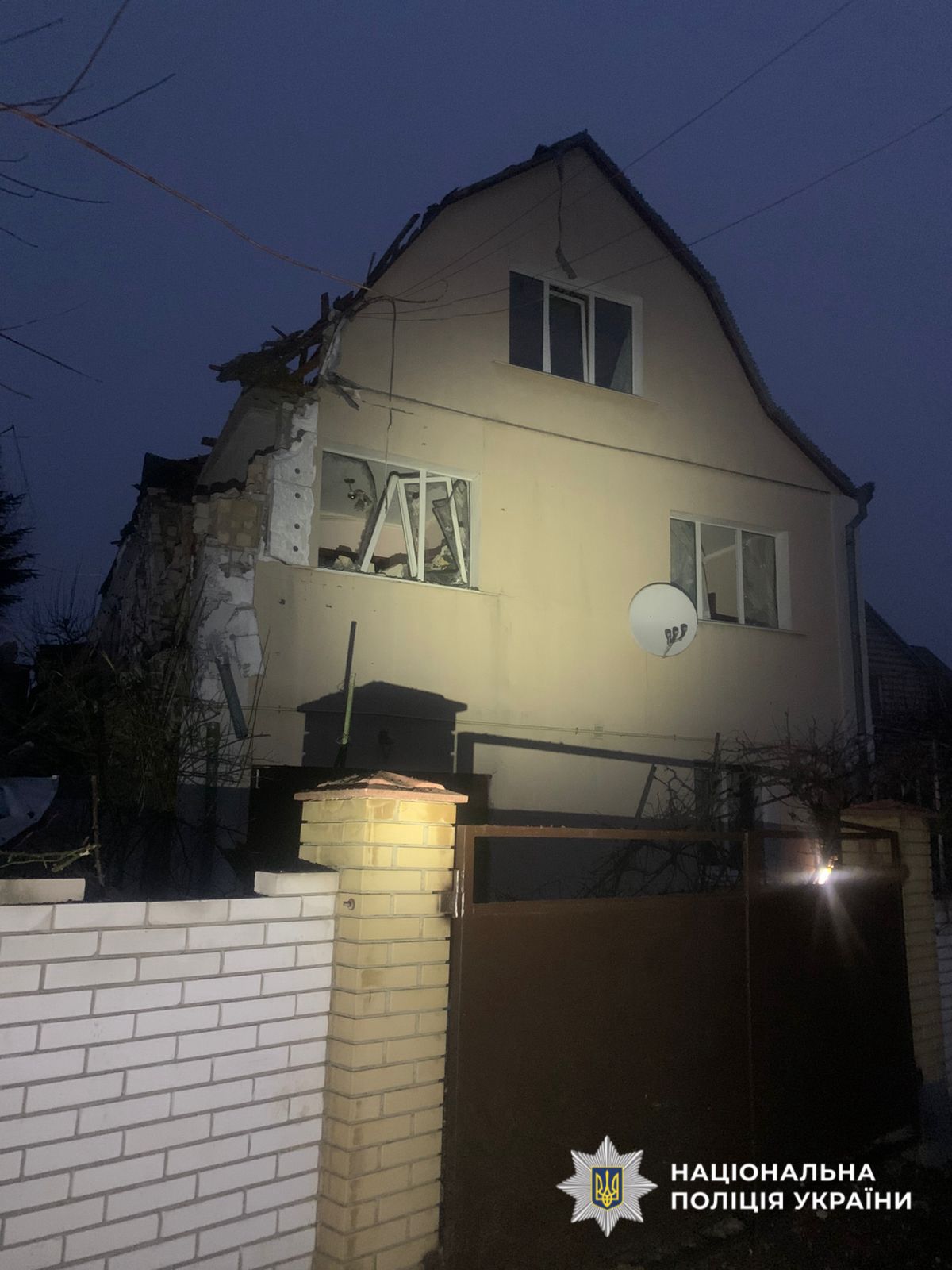 На фото пошкоджений будинок внаслідок атаки.