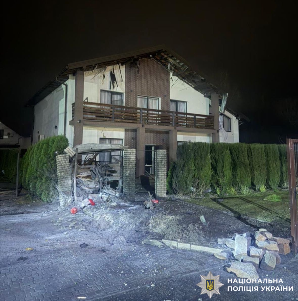 На фото пошкоджений будинок внаслідок атаки.