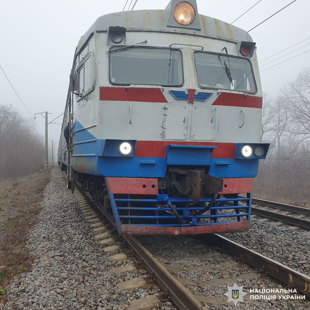 Залізничний потяг на колії в умовах туману.