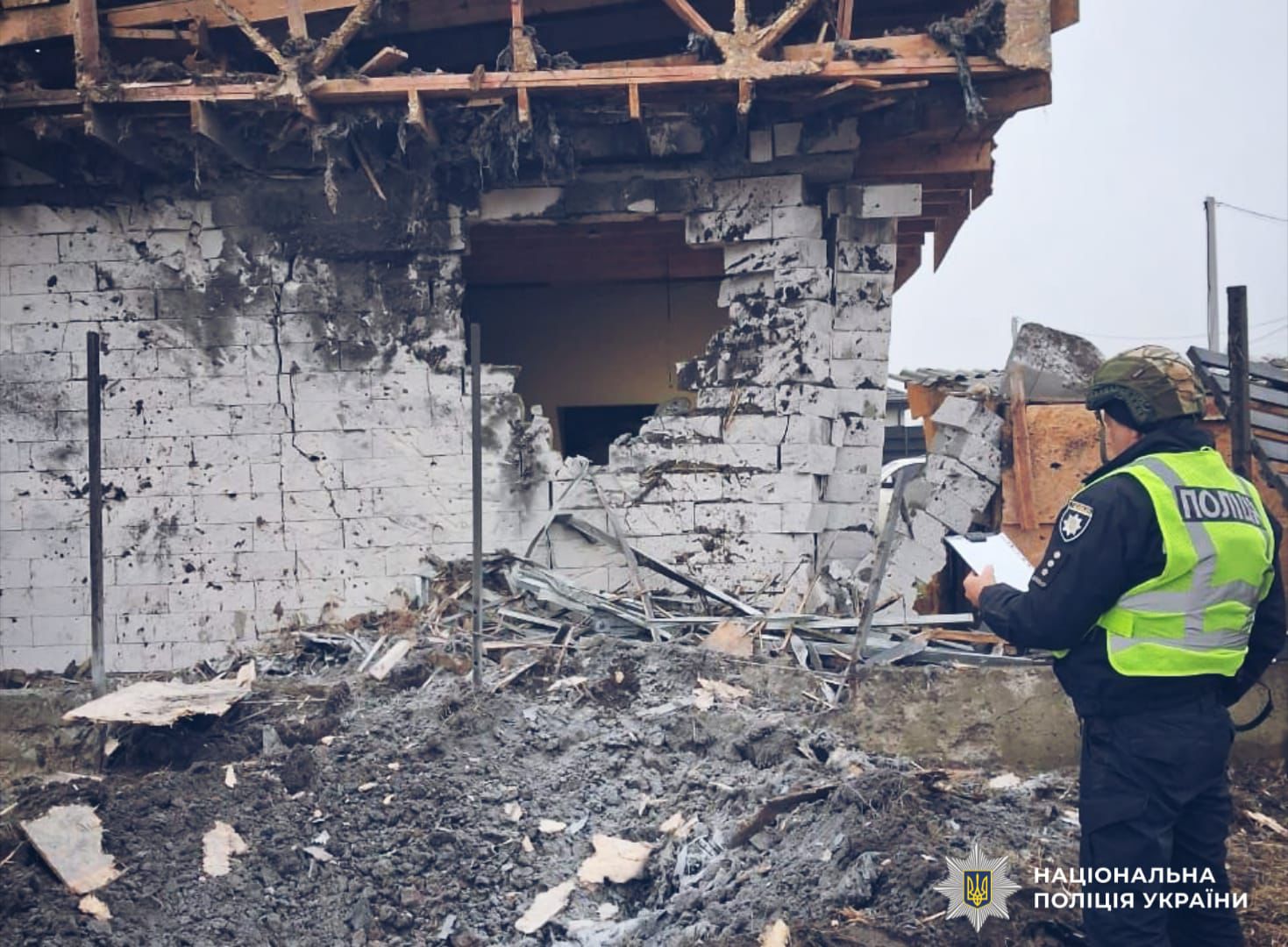 На фото зображено працівника поліції на місці атаки