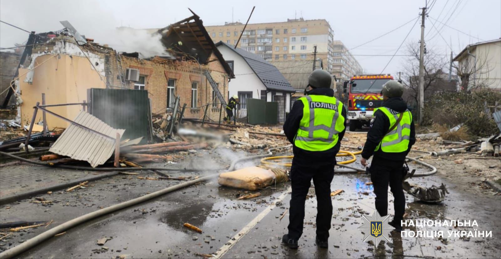 На фото зображено працівника поліції на місці атаки