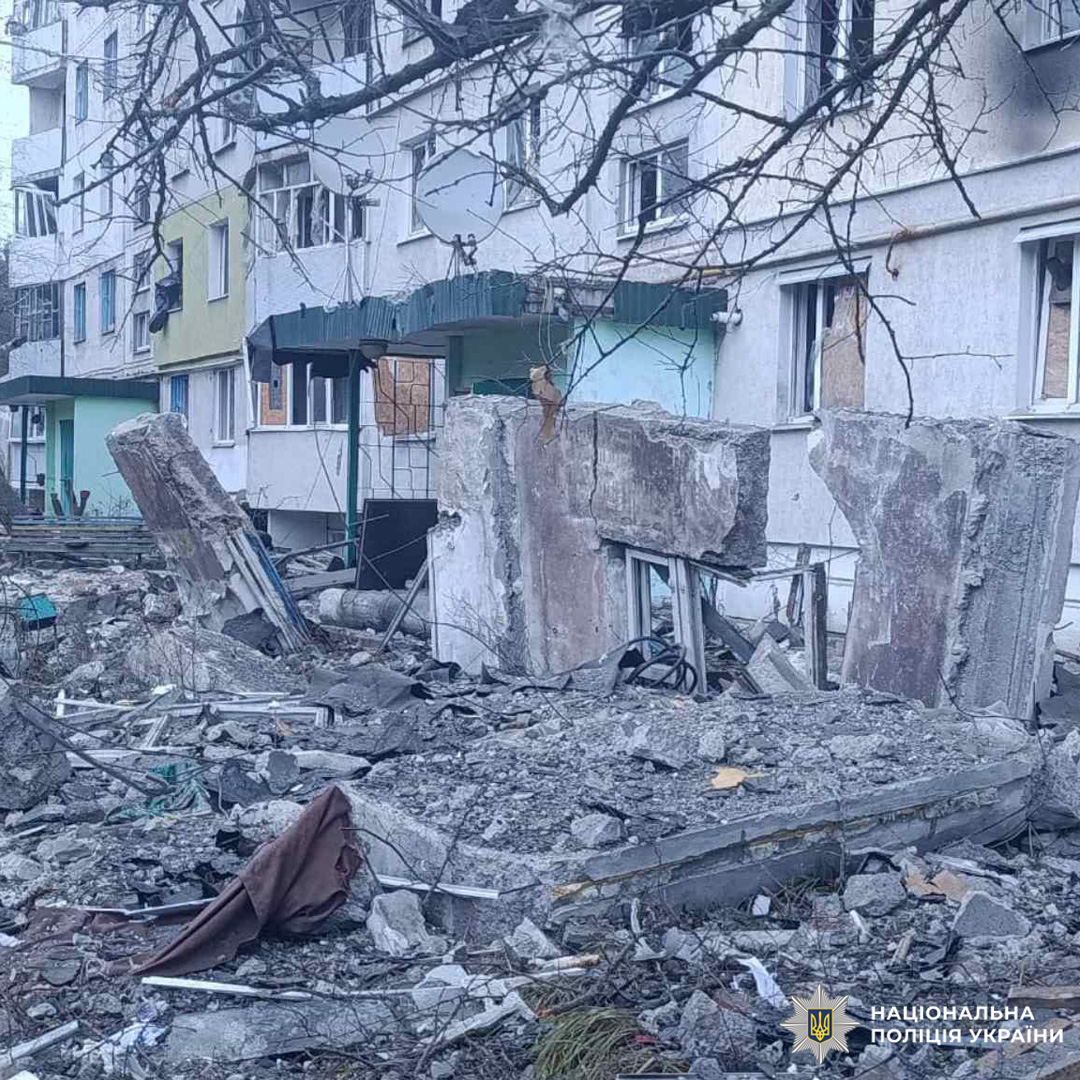 Пошкоджений житловий будинок із зруйнованими конструкціями та уламками на землі.