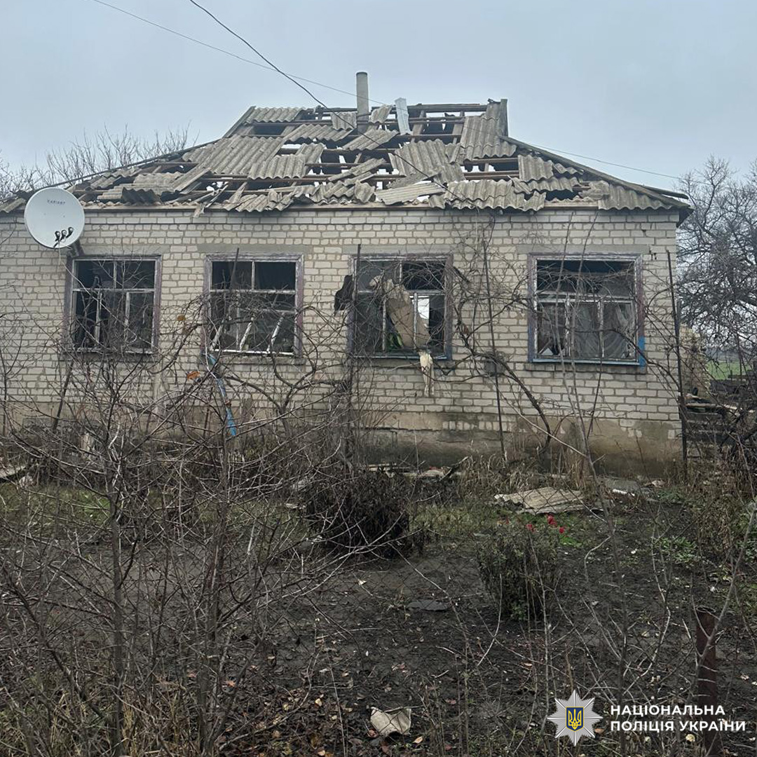 Пошкоджений житловий будинок із частково зруйнованим дахом і вибитими вікнами.