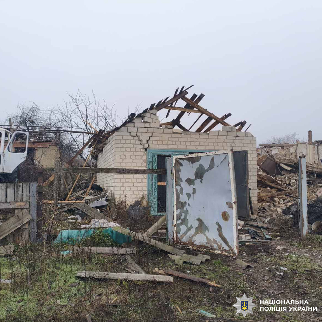 Пошкоджена будівля з частково обваленим дахом і розкиданими уламками.