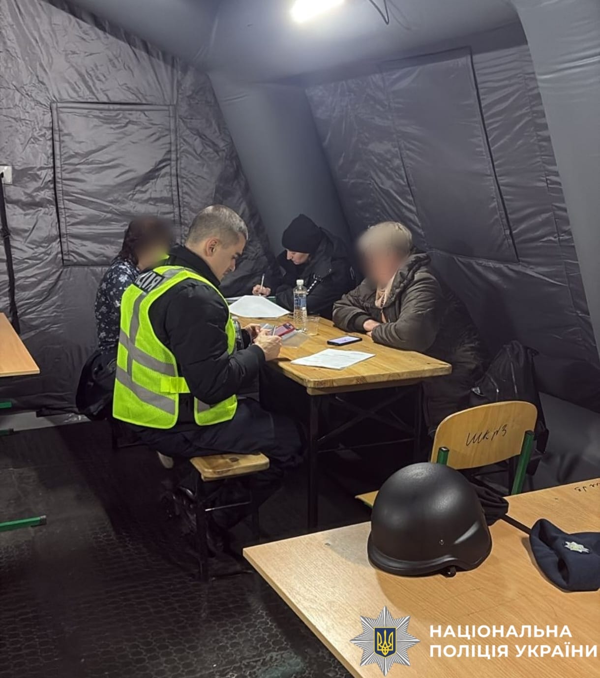 На фото зображено поліцейських під час прийому заяв від громадян