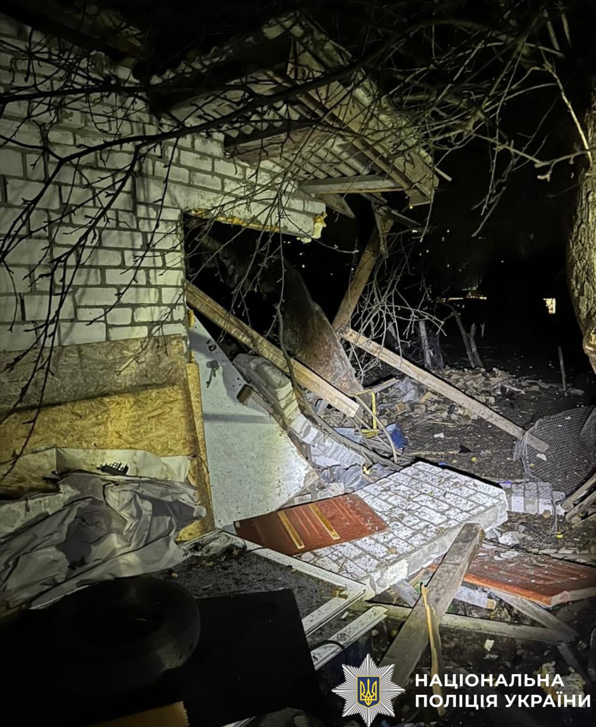 На фото зображено наслідки ворожої атаки