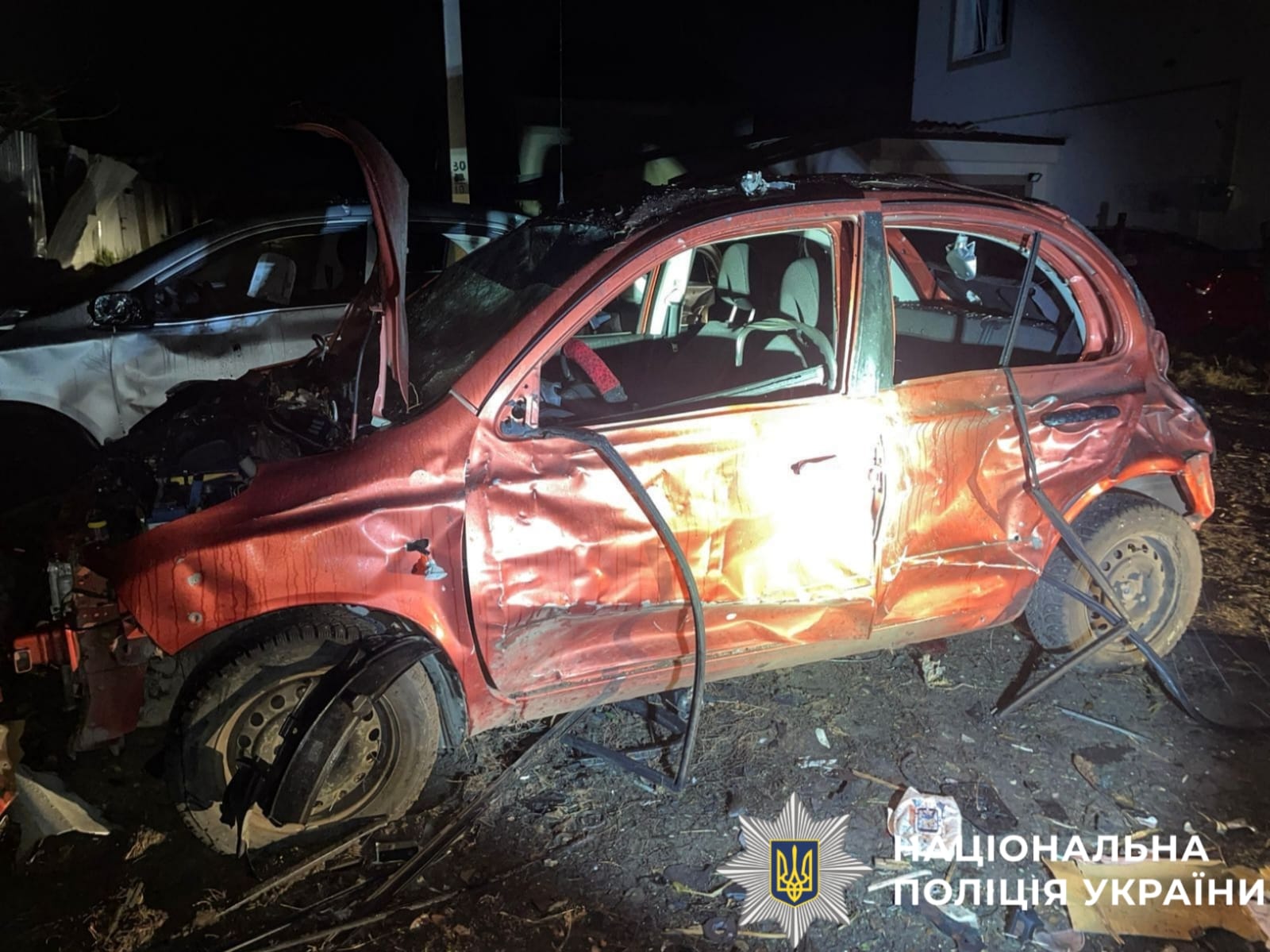 На фото зображено пошкоджений автомобіль