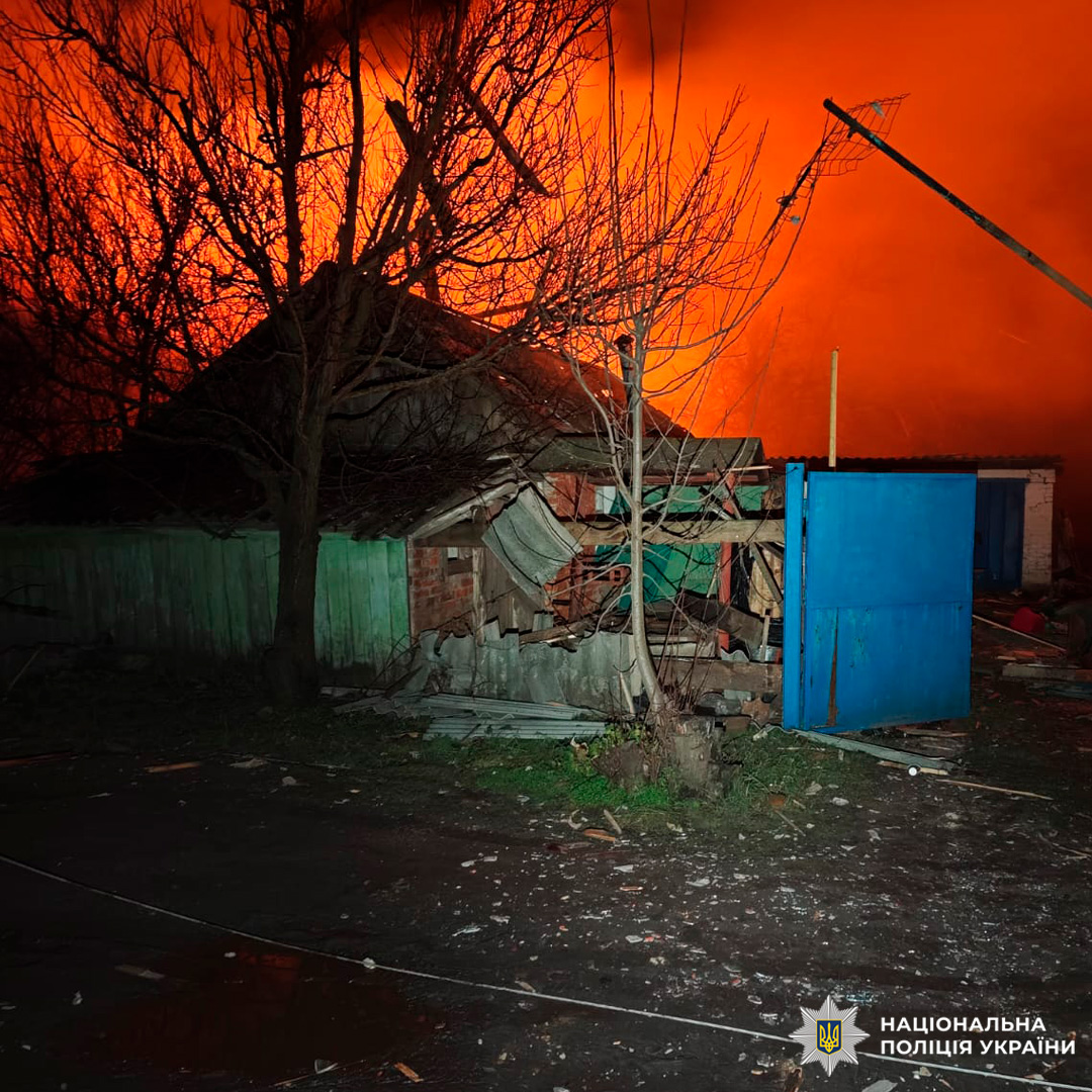 Нічна пожежа охопила будівлю, залишивши лише уламки та палаюче небо.