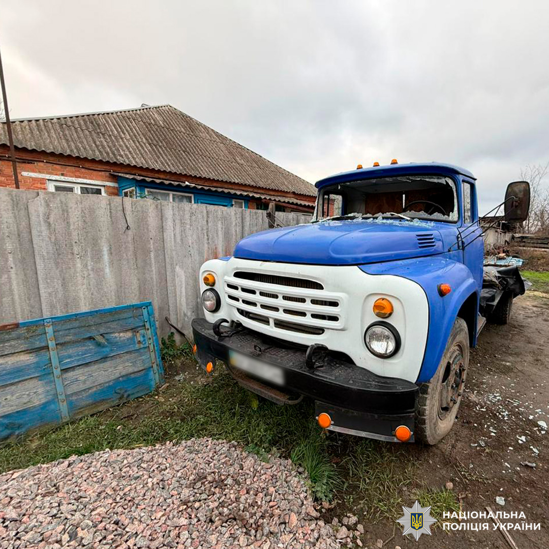 Пошкоджена вантажівка біля приватного будинку.