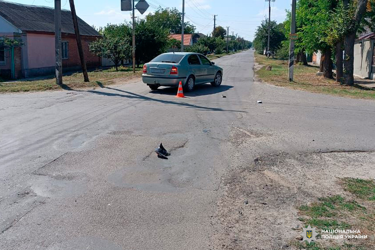 Пошкоджений легковий автомобіль на місці дорожньої пригоди.