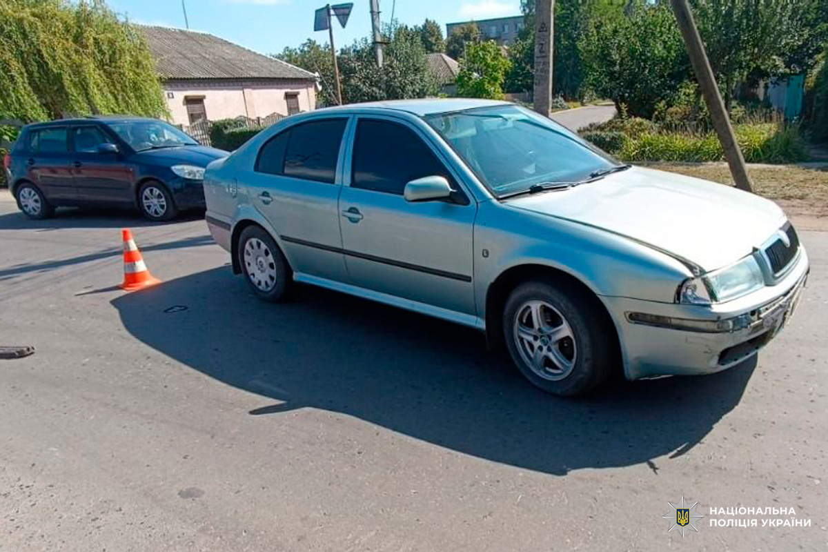 Пошкоджений легковий автомобіль на місці дорожньої пригоди.
