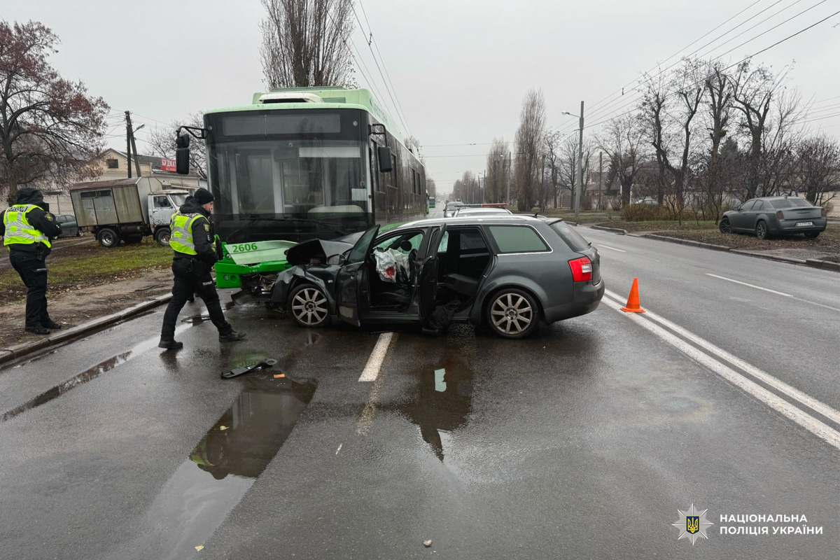 ДТП за участю автобуса та легкового автомобіля.