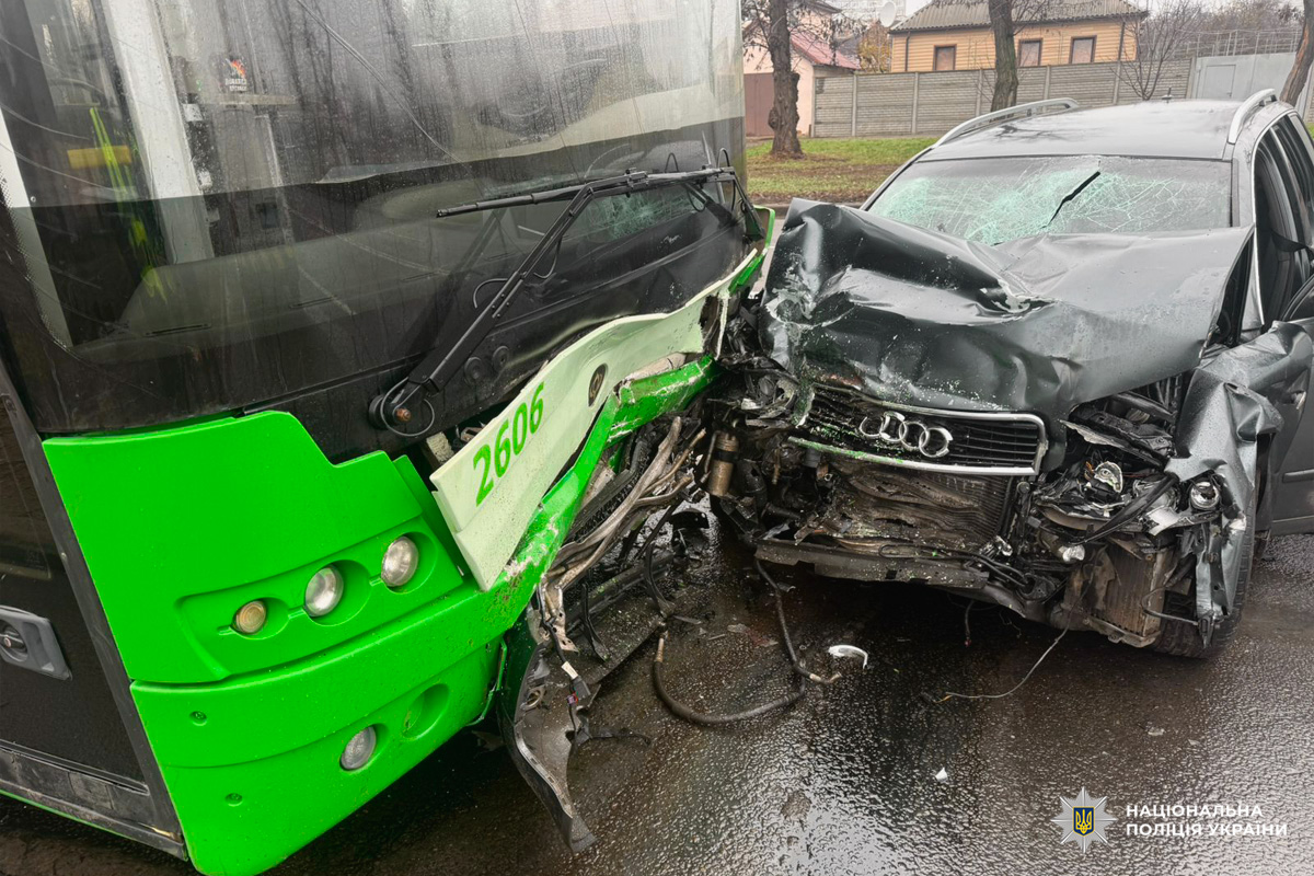 ДТП за участю автобуса та легкового автомобіля.