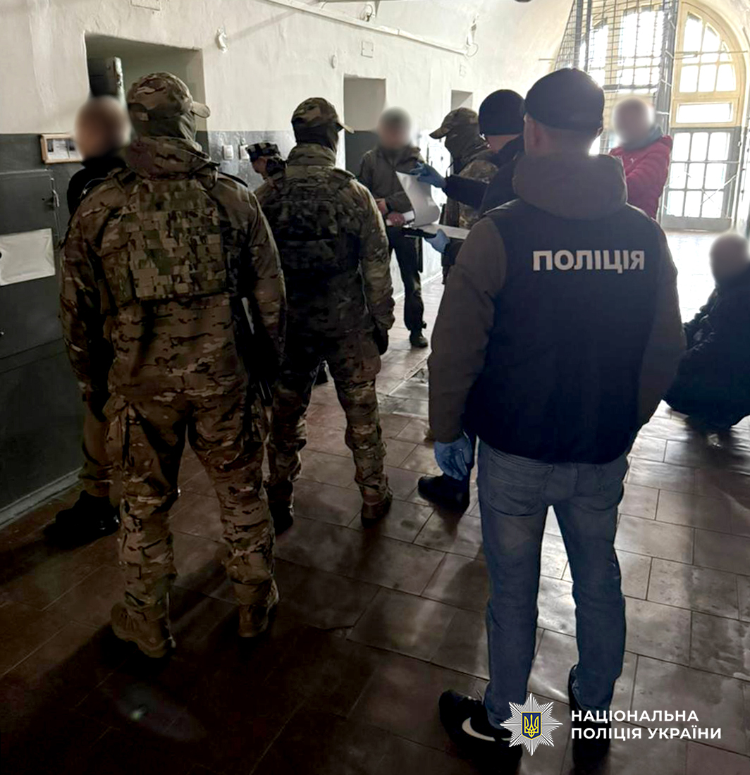 Поліцейські на обшуках у виправній колонії.