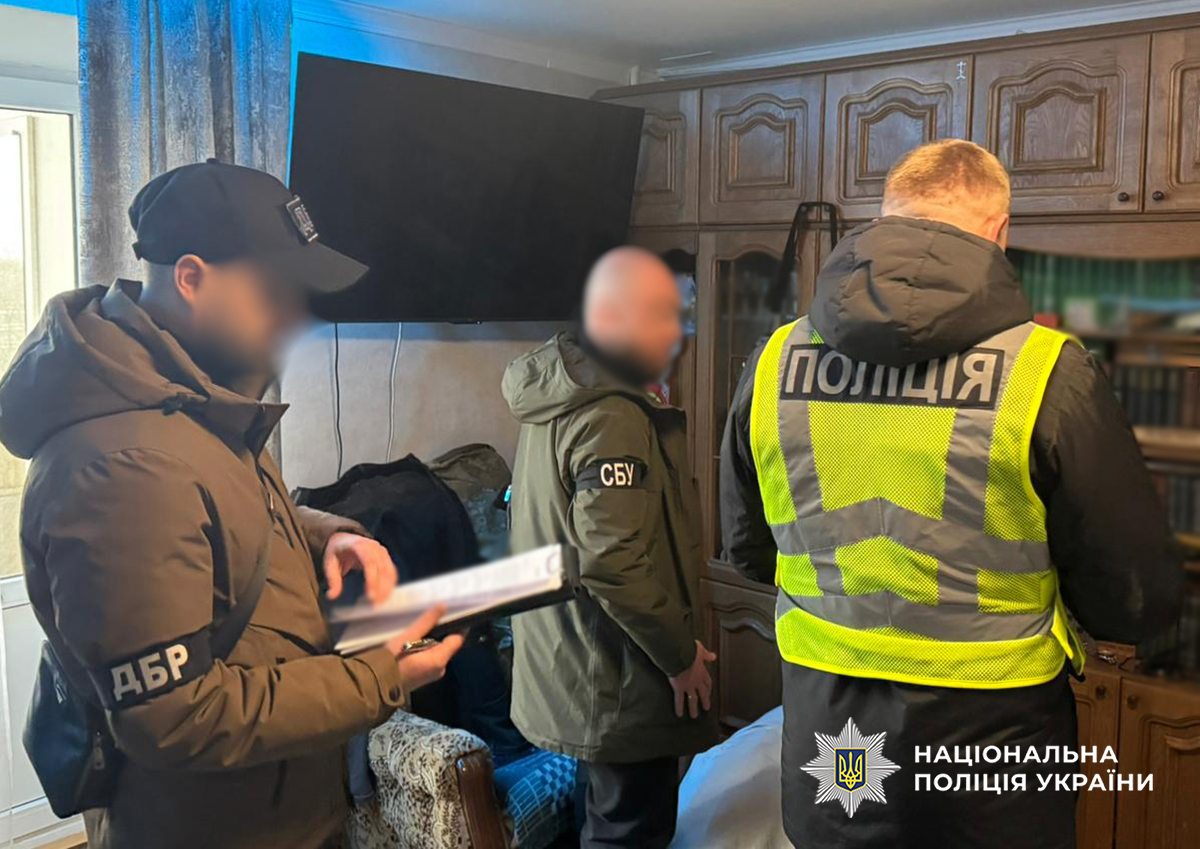 Працівники поліції, ДБР та СБУ проводять обшук.