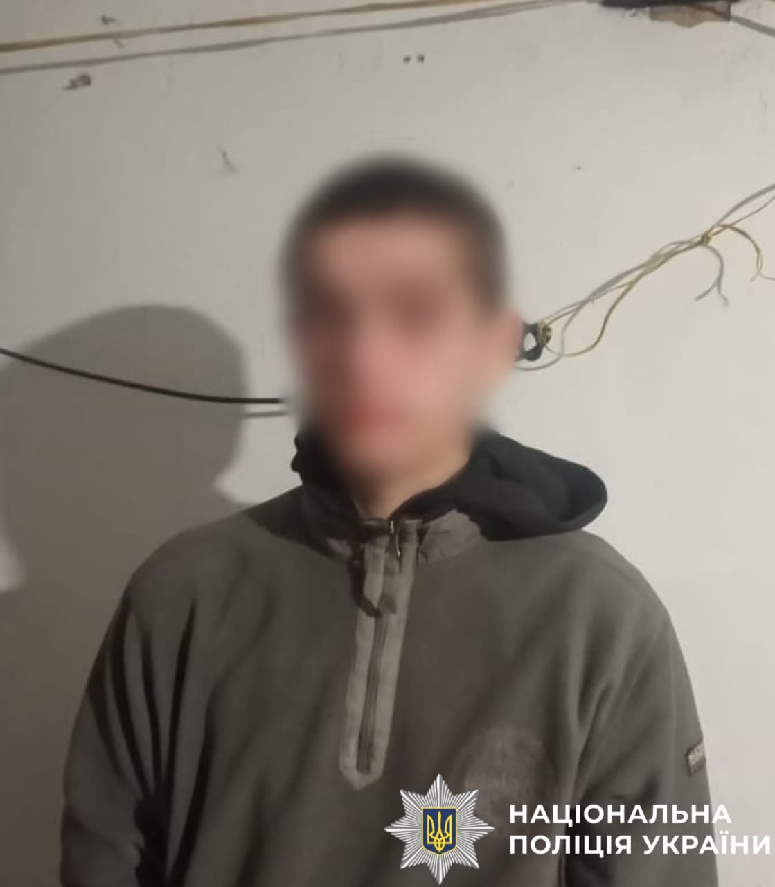 На фотографії зображено неповнолітнього хлопця, якого затримали правоохоронці за умисне тяжке тілесне ушкодження.