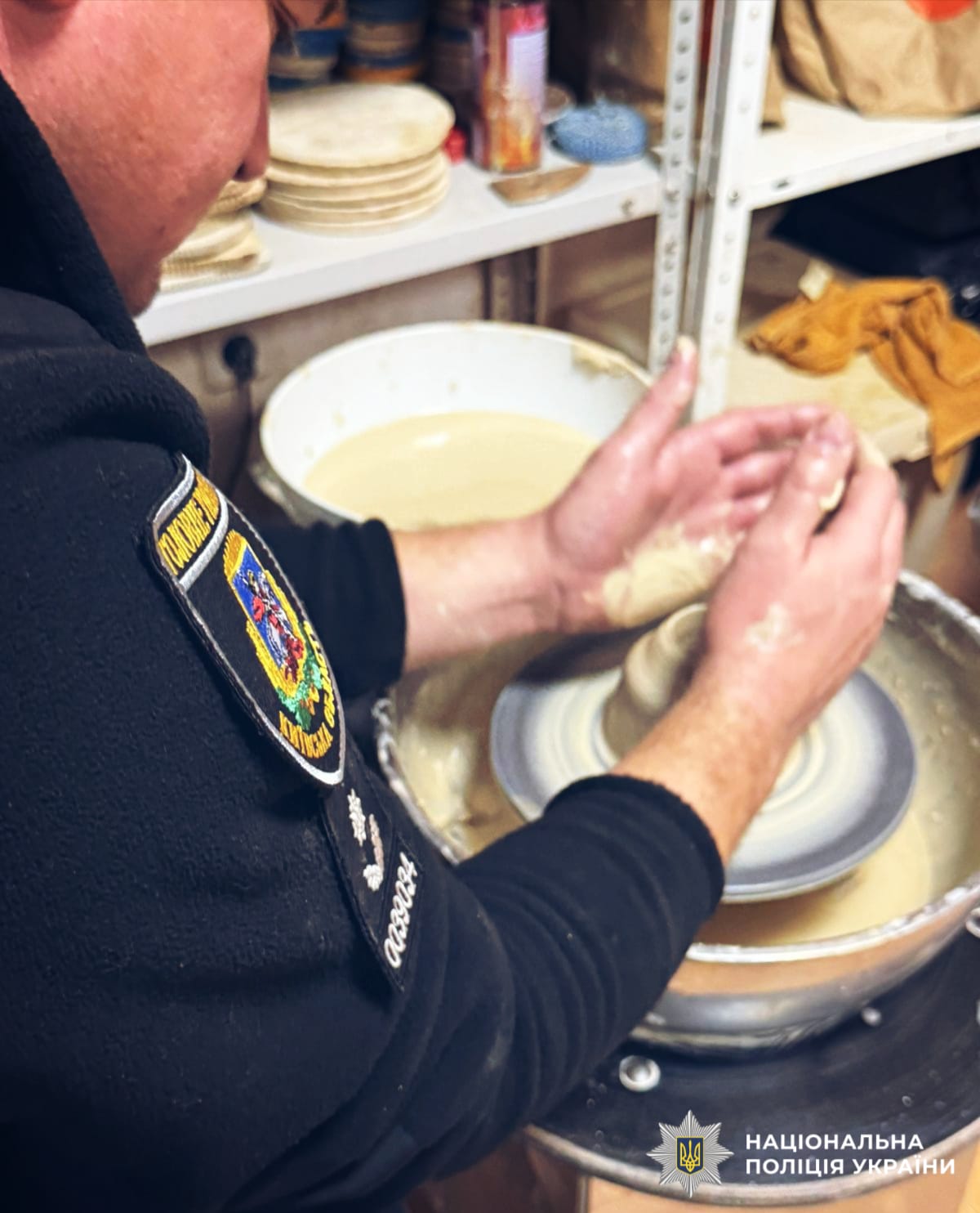 На фотографії зображено зустріч правоохоронців з ветеранами та їх родинами. Учасники зустрічі працювали з глиною, створюючи різноманітні предмети домашнього вжитку.
