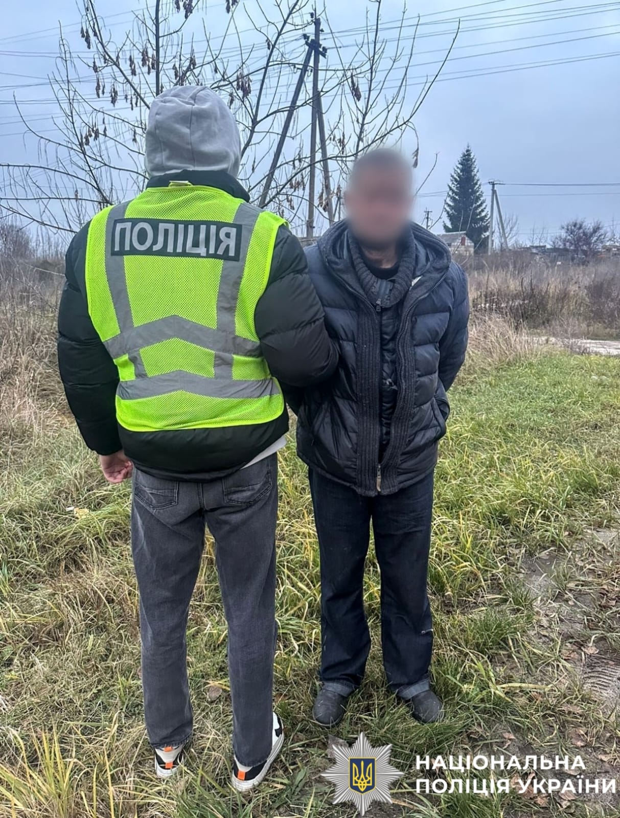 На фото зображений затриманий злочинець та поліцейський.