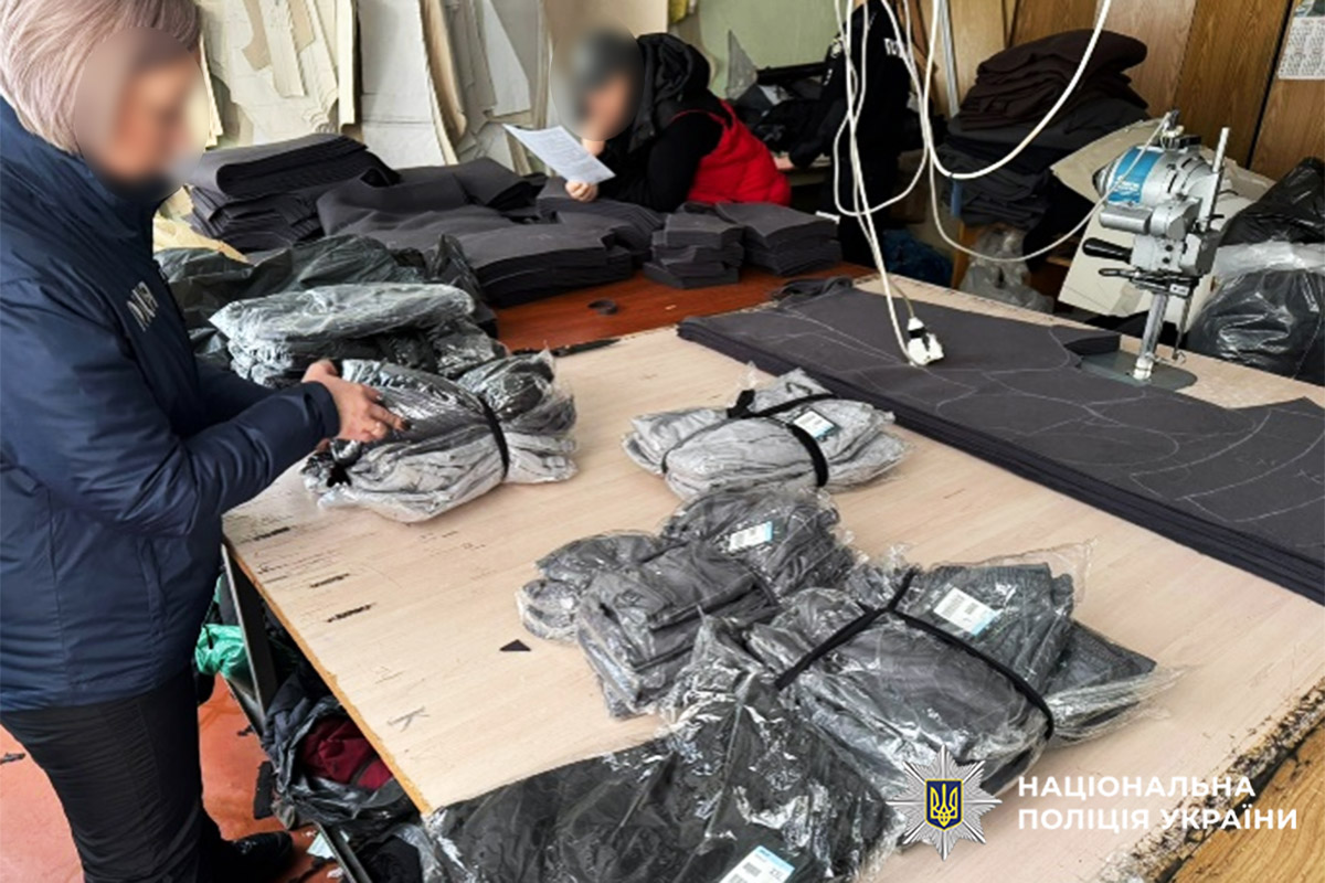 Поліцейська оглядає готову продукцію