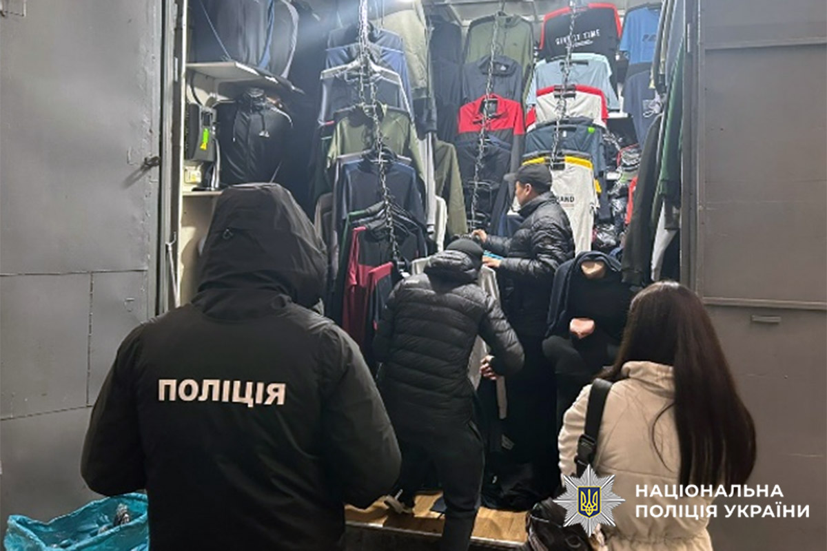 Фальсифікований одяг на точці збуту