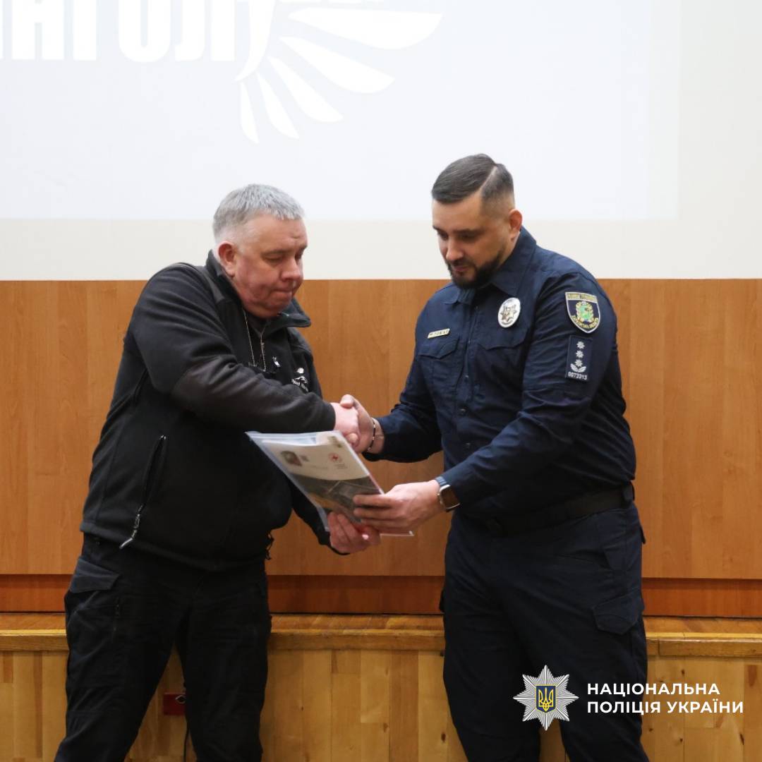 У поліції Харківщини привітали поліцейських спецпідрозділу «Білий Янгол» та волонтерів Червоного Хреста з професійними святами