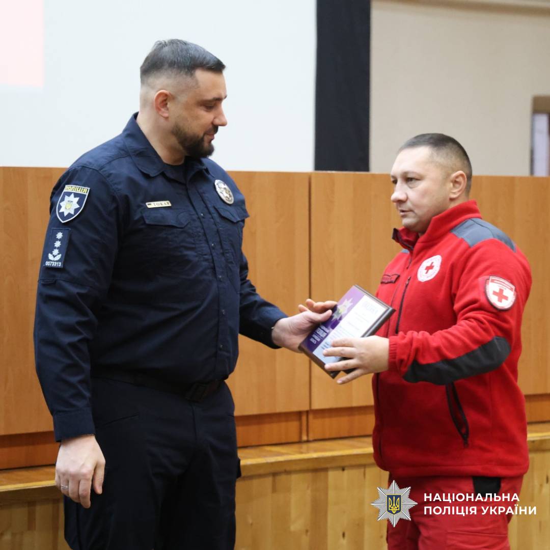 У поліції Харківщини привітали поліцейських спецпідрозділу «Білий Янгол» та волонтерів Червоного Хреста з професійними святами