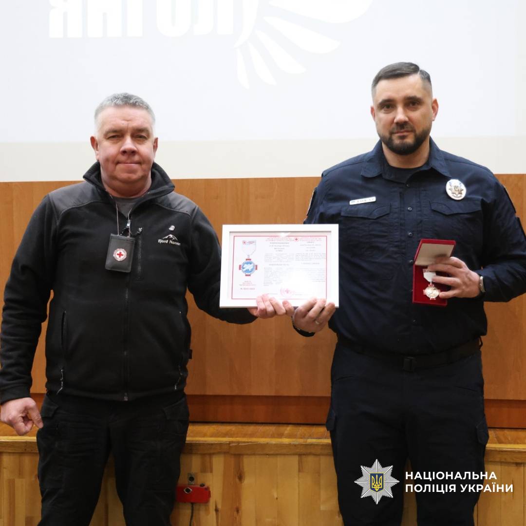 У поліції Харківщини привітали поліцейських спецпідрозділу «Білий Янгол» та волонтерів Червоного Хреста з професійними святами