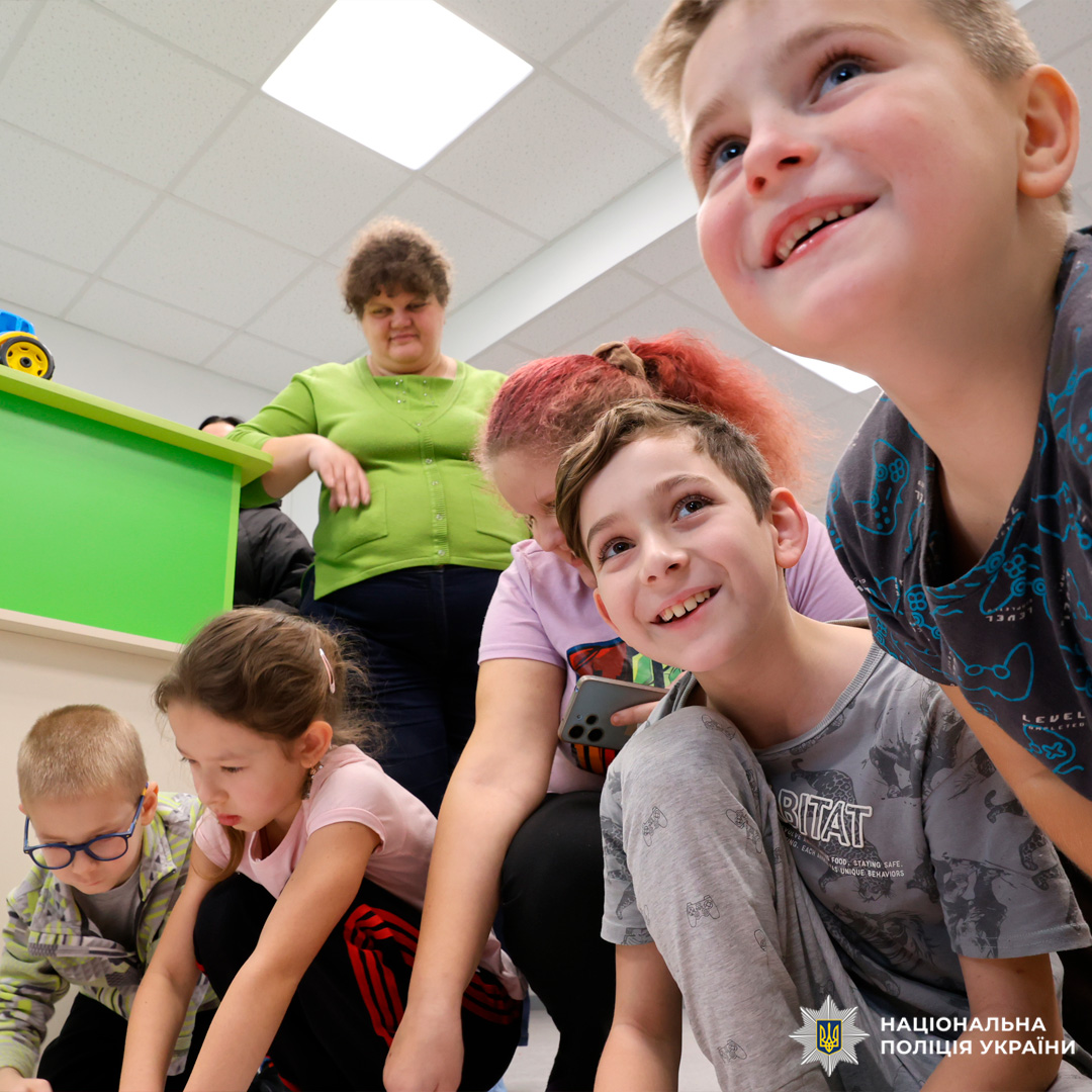 Усміхнені діти, захоплені спільним малюванням, створюють атмосферу радості та довіри. Поруч дорослий, що підтримує.