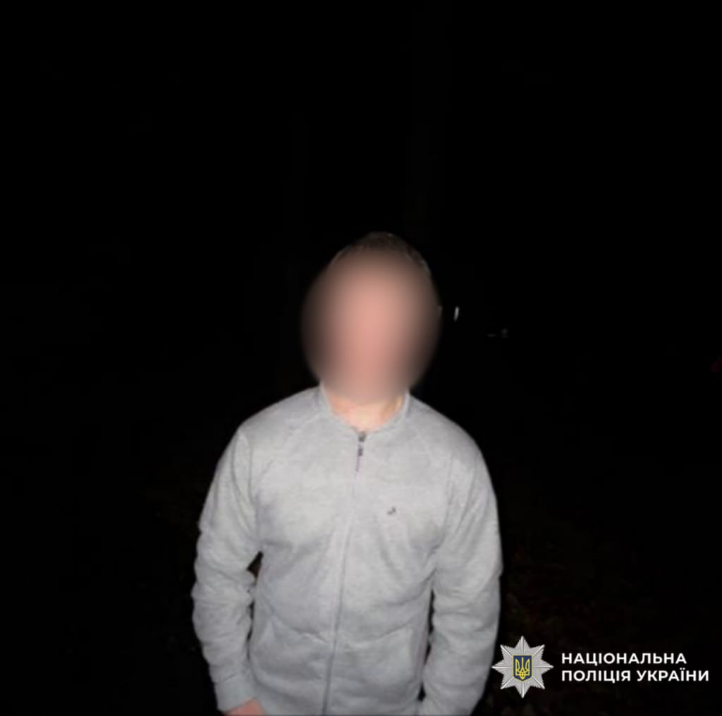 На фотографії зображено зловмисника, який незаконно заволодів автомобілем.