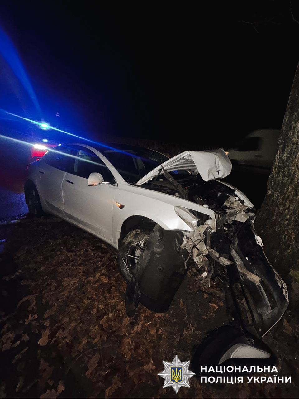 На фотографії зображено викрадений автомобіль, на якому зловмисник скоїв ДТП.