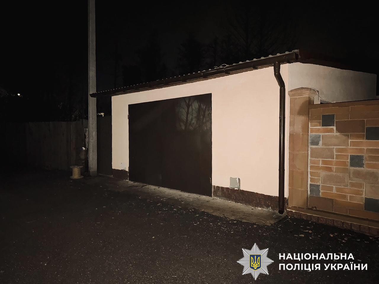 На фотографії зображено гаражне приміщення, з якого зловмисник викрав автомобіль.