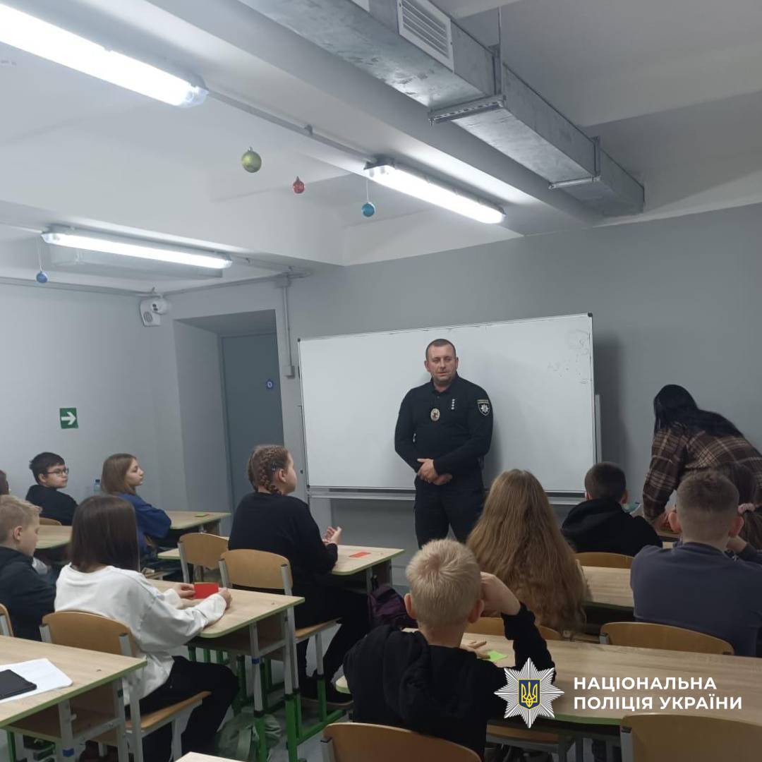 Разом проти домашнього насильства: поліція навчає школярів розпізнавати небезпеку та захищати себе