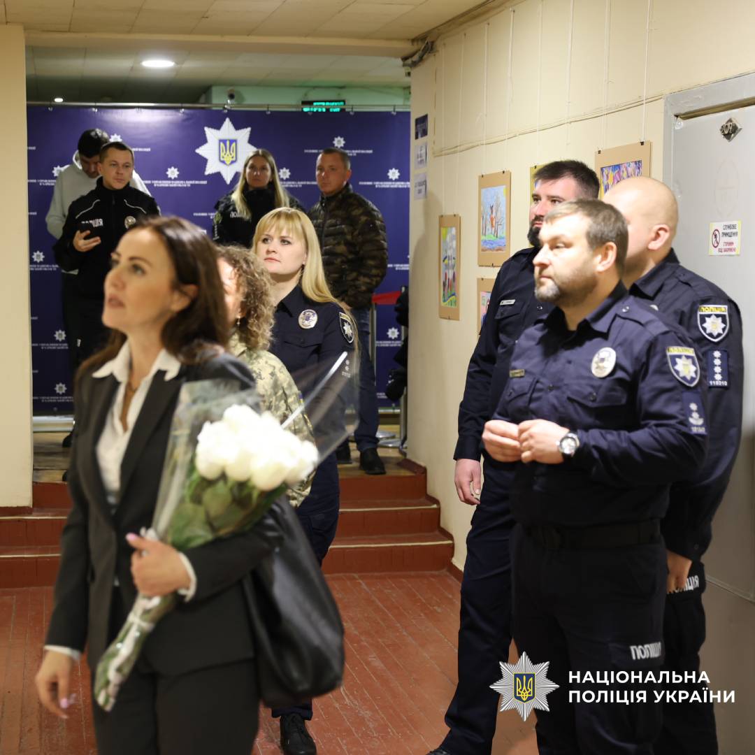 За підтримки поліції у Харкові відкрили унікальну виставку «Творчість під кулями дітей Харківщини»