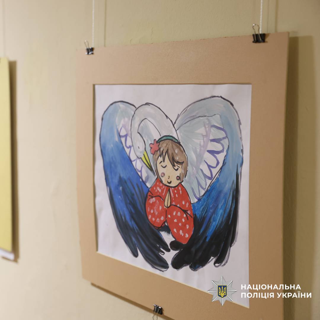 За підтримки поліції у Харкові відкрили унікальну виставку «Творчість під кулями дітей Харківщини»