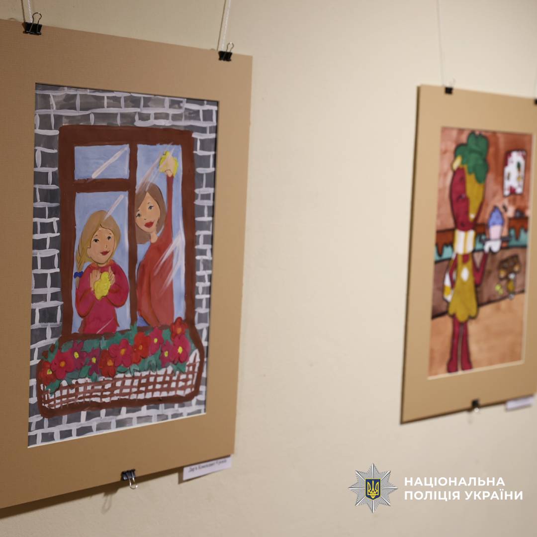За підтримки поліції у Харкові відкрили унікальну виставку «Творчість під кулями дітей Харківщини»