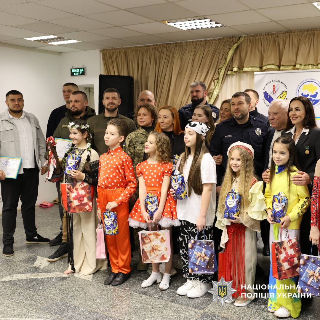 За підтримки поліції у Харкові відкрили унікальну виставку «Творчість під кулями дітей Харківщини»