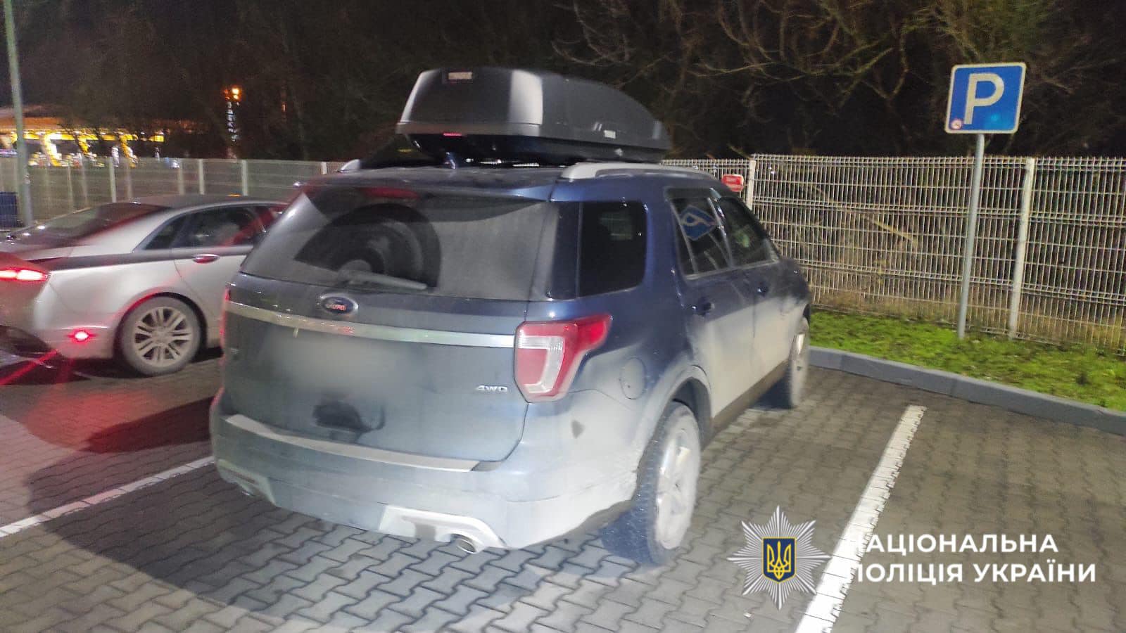 На фотографії зображено автомобіль, який є учасником ДТП.