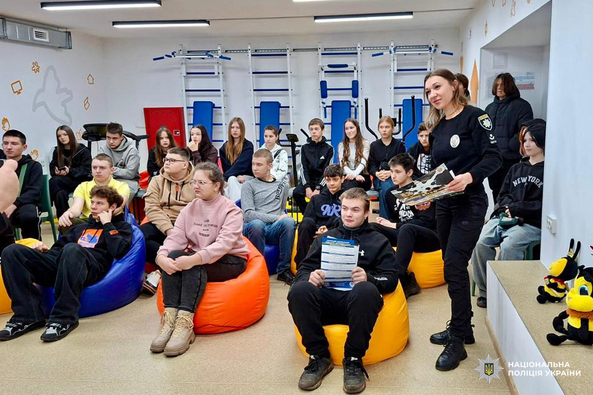 Поліцейські розповідають підліткам про навчання у закладах вищої освіти системи МВС, у яскраво оформленому приміщенні.