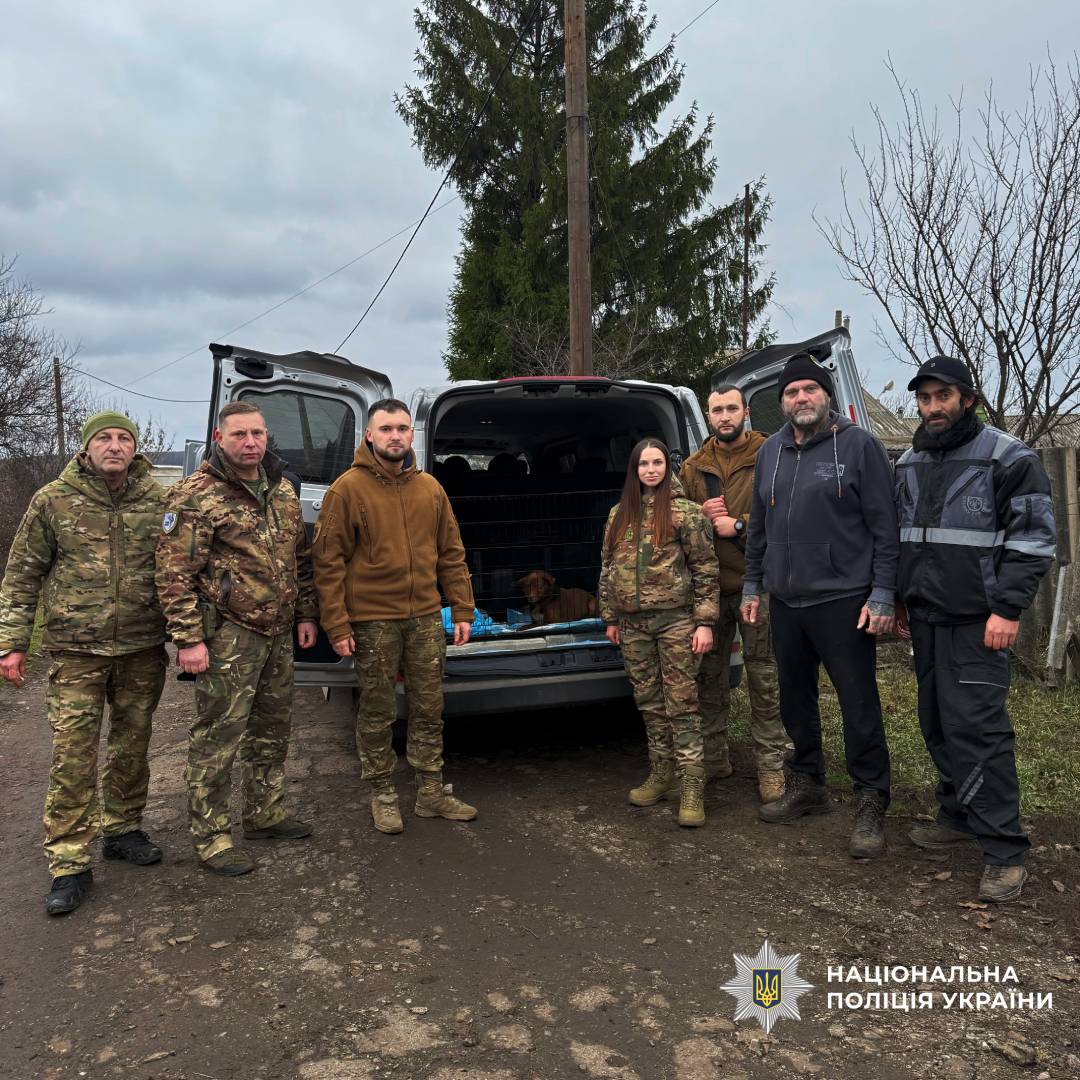 Поліцейські спецпідрозділу «Білий Янгол» та волонтери врятували собаку з прифронтового Куп’янського напрямку в Міжнародний день волонтера