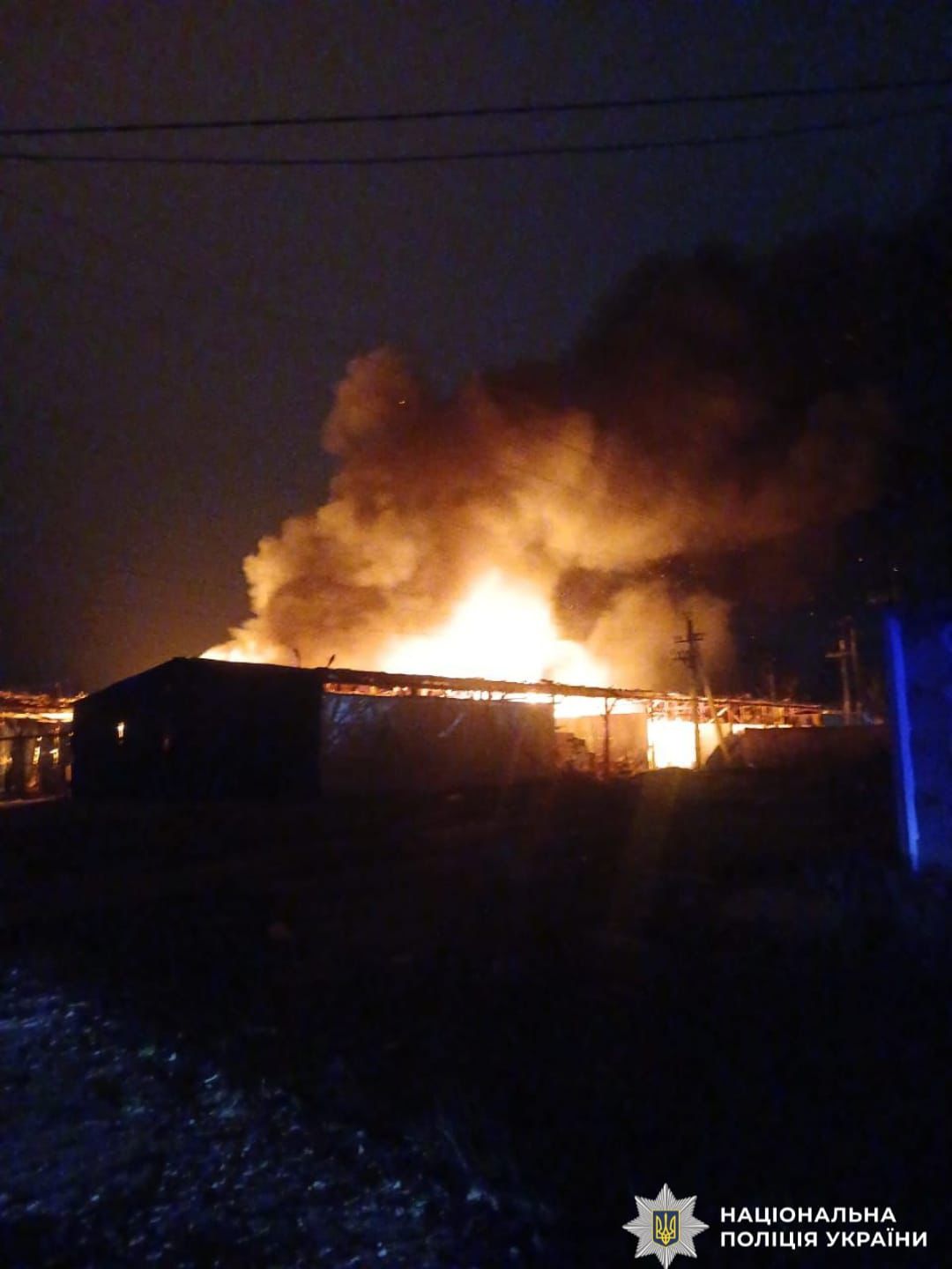 На фото зображено пошкоджену, палаючу будівлю.